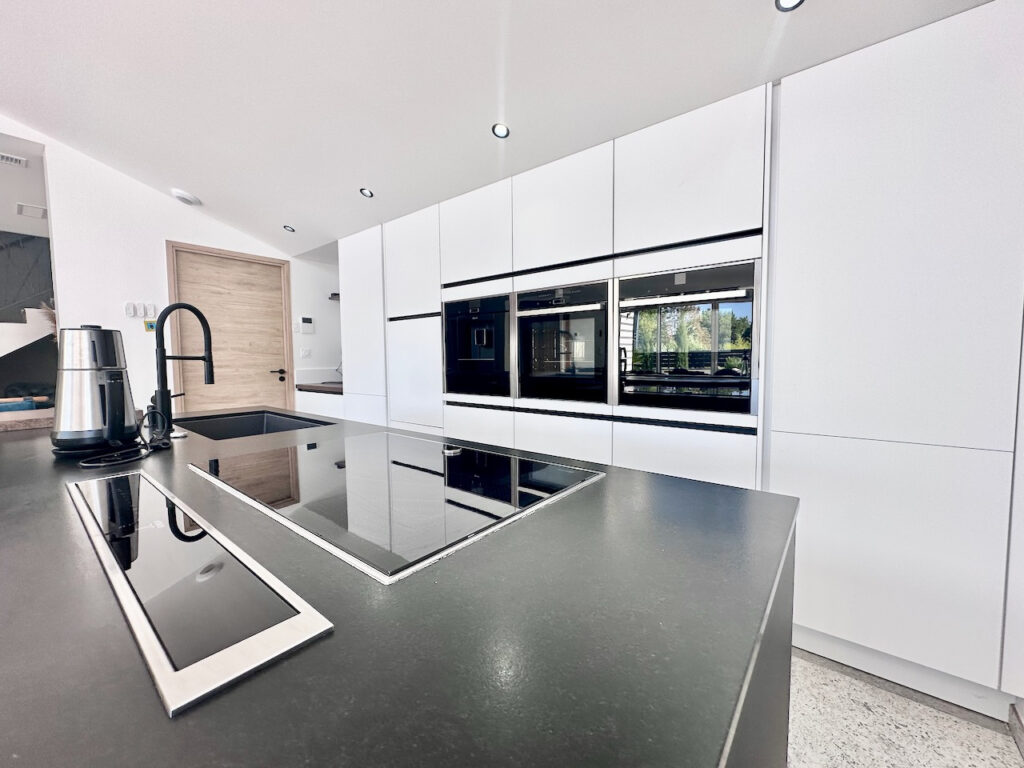 VILLA PRESTATION HAUT DE GAMME DANS LES HAUTEURS DE SALAISE  – 6 pièces – 5 chambres – 6  – 165 m²