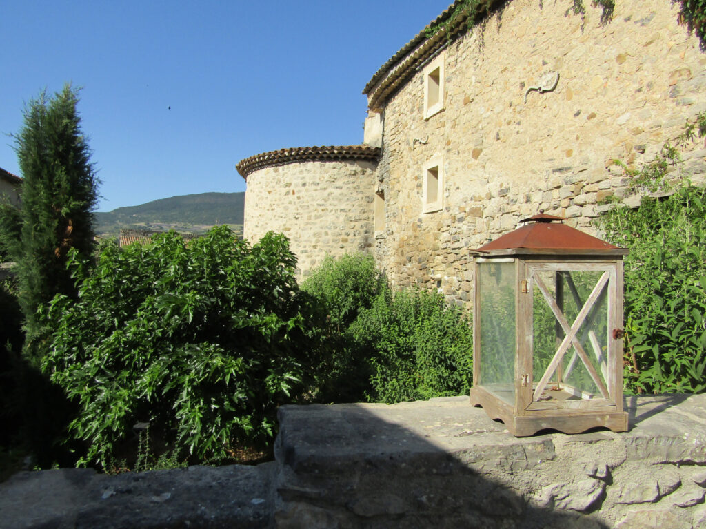 Maison d’hôtes Sainte Jalle 26110 – 12 pièces – 8 chambres – NR  – 330 m²