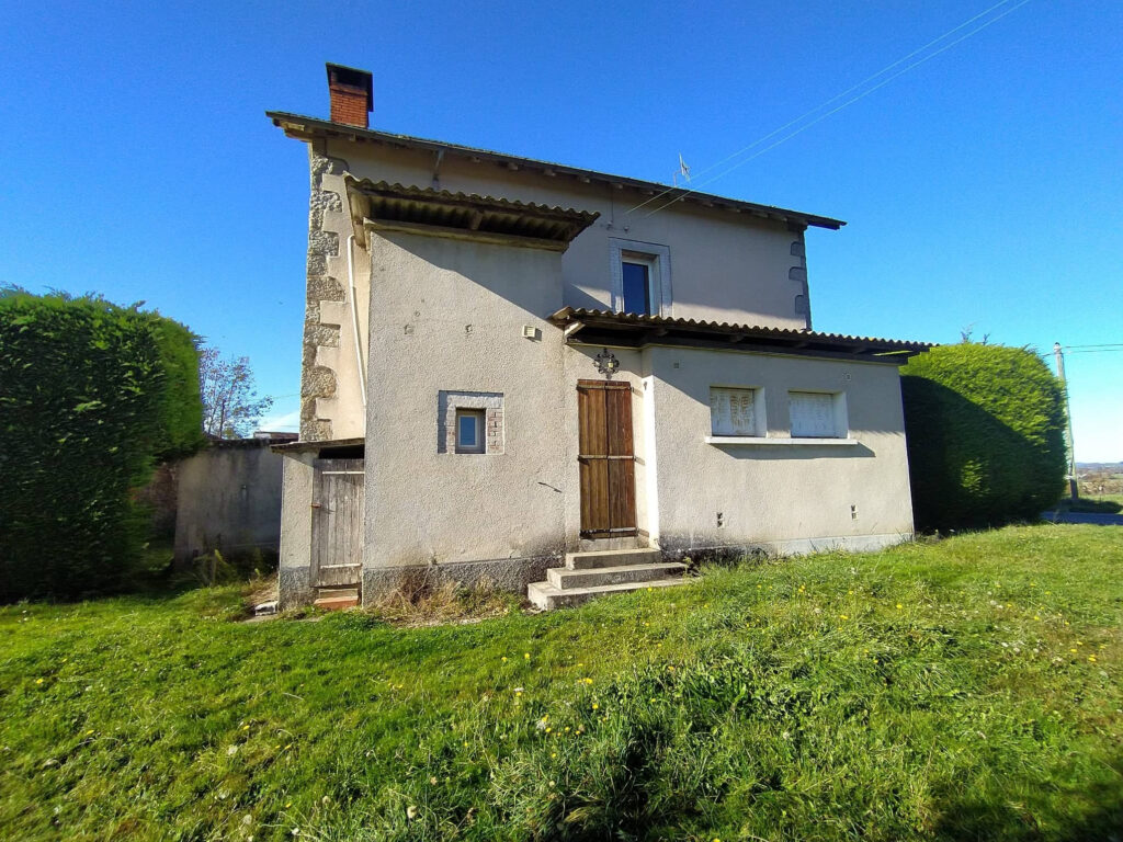  Maison avec dépendances sur les hauteurs de ST CONSTANT – 5 pièces – 3 chambres – 6  – 106 m²