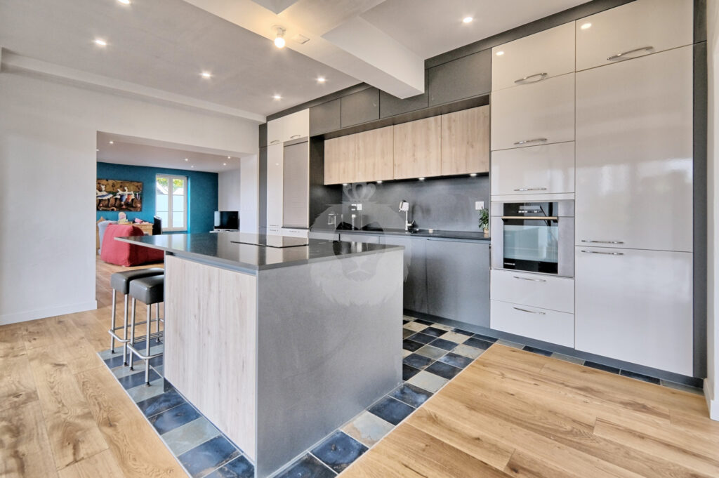 MAISON AVEC STUDIO AU COEUR DE LA PIE – 8 pièces – 5 chambres – 6  – 189 m²