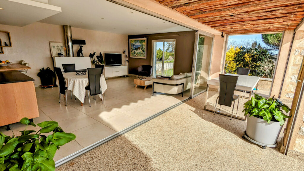 Maison de 168 m2 avec piscine et garage sur un terrain de 15 – 6 pièces – 5 chambres – 6  – 168 m²