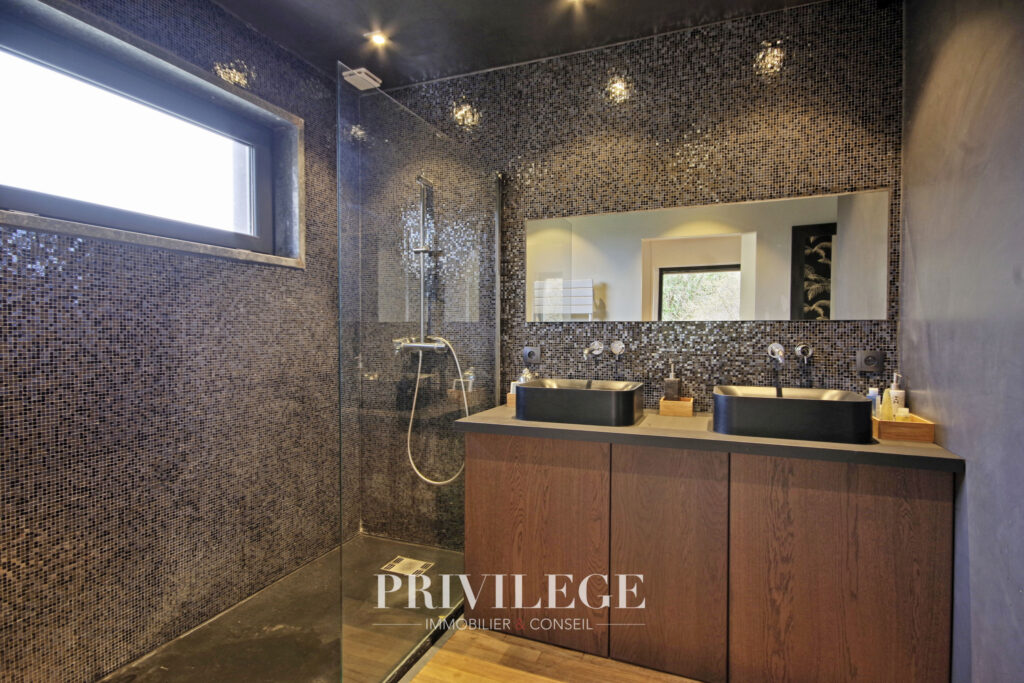 Maison 6 pièces – 145m2 – 5 pièces – 3 chambres – 8  – 145 m²