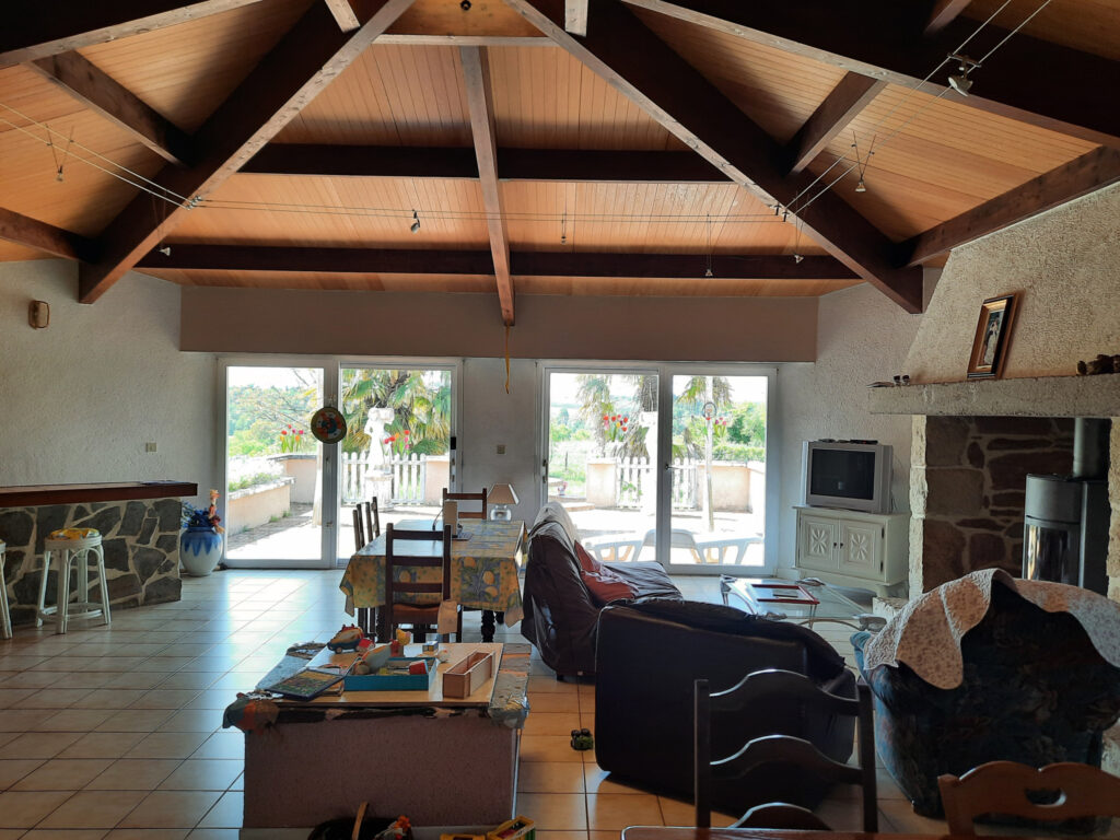 BELLE MAISON SUR LES HAUTEURS DE MAURS  – 6 pièces – 4 chambres – 6  – 252 m²