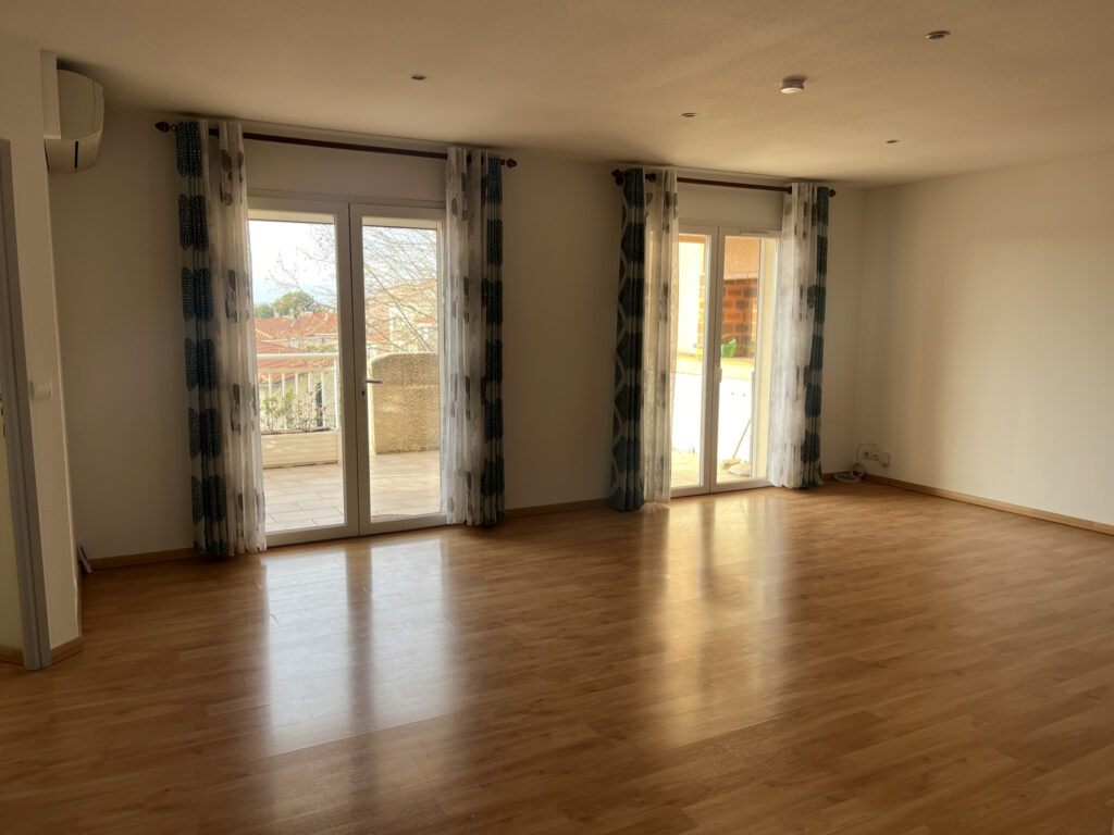 APPARTEMENT F4 + TERRASSE et PARKINGS – 4 pièces – 3 chambres – 8  – 108 m²