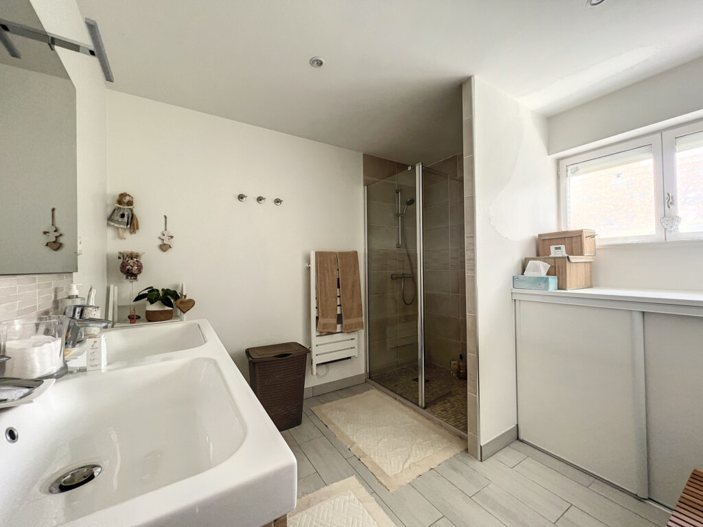 Maison 146 m2 – 4 chambres – 2 garages – terrain 3254 m2  – 6 pièces – 4 chambres – 2  – 146.16 m²