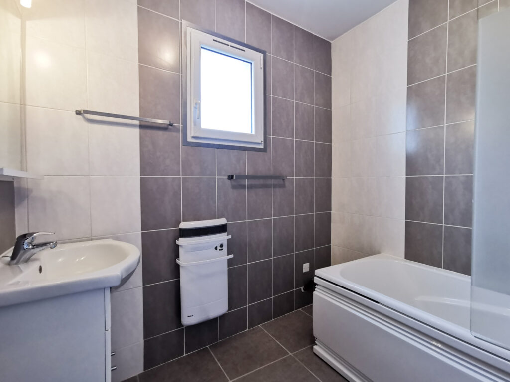 Appartement de 74m2 environ avec terrasse – 4 pièces – 3 chambres – NR  – 73.9 m²