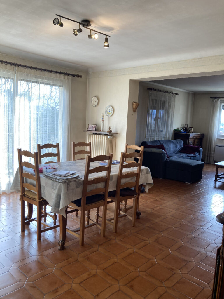 VILLA AVEC DEUX GARAGES  SUR SALAISE / SANNE  – 7 pièces – 3 chambres – 6  – 120 m²