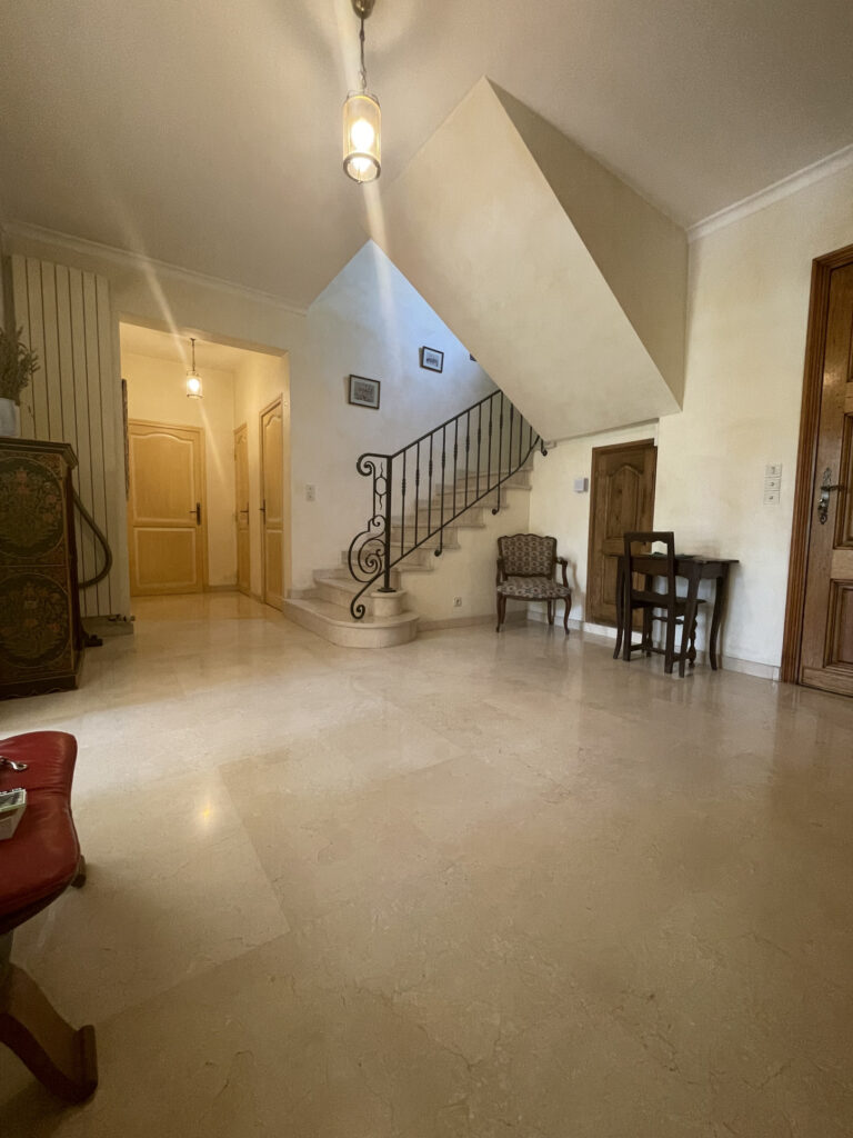 AVIGNON DEUX MAISONS SUR GRAND TERRAIN AVEC PISCINE – RENTAB – 14 pièces – 7 chambres – 4  – 415 m²