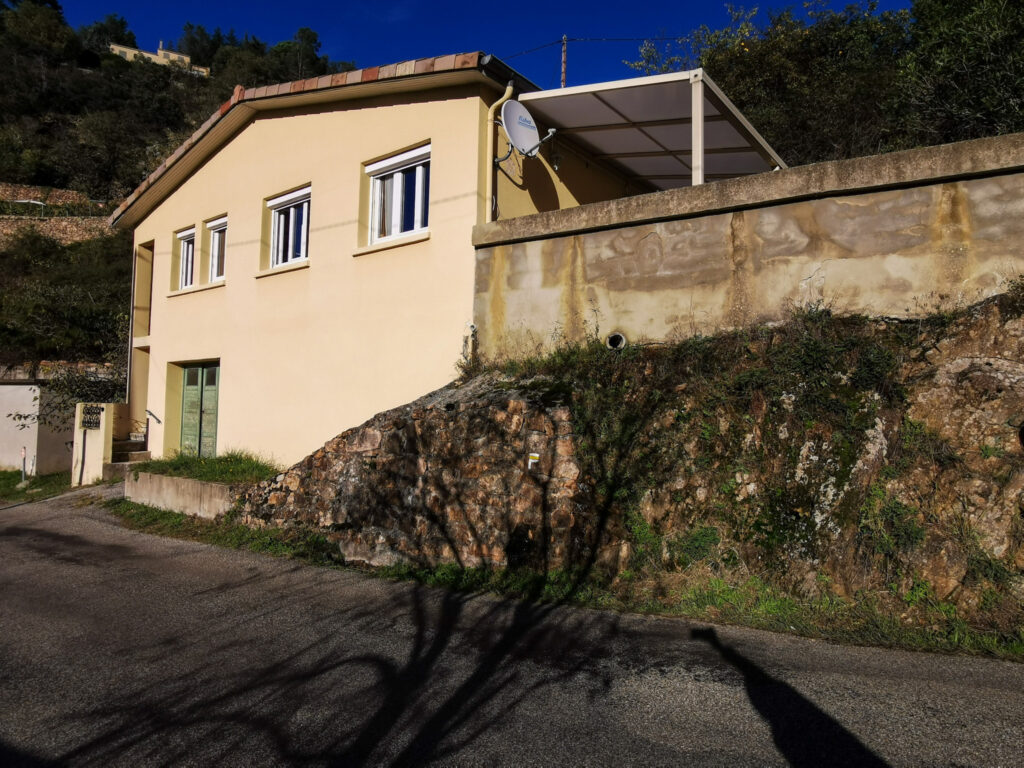 Maison de 72m2 sur 2635m2 de terrain constructible  – 4 pièces – 2 chambres – NR  – 72 m²