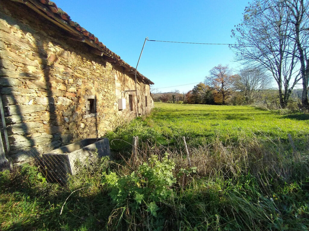  Maison avec dépendances sur les hauteurs de ST CONSTANT – 5 pièces – 3 chambres – 6  – 106 m²