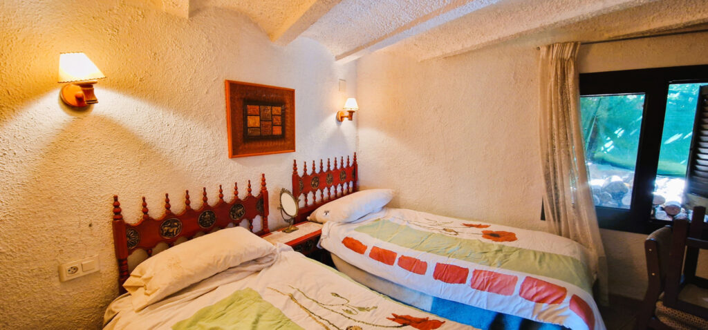 COUSTOUGES – MAISON DE PLAIN-PIED AVEC DEPENDANCE  – 4 pièces – 3 chambres – 6  – 75 m²