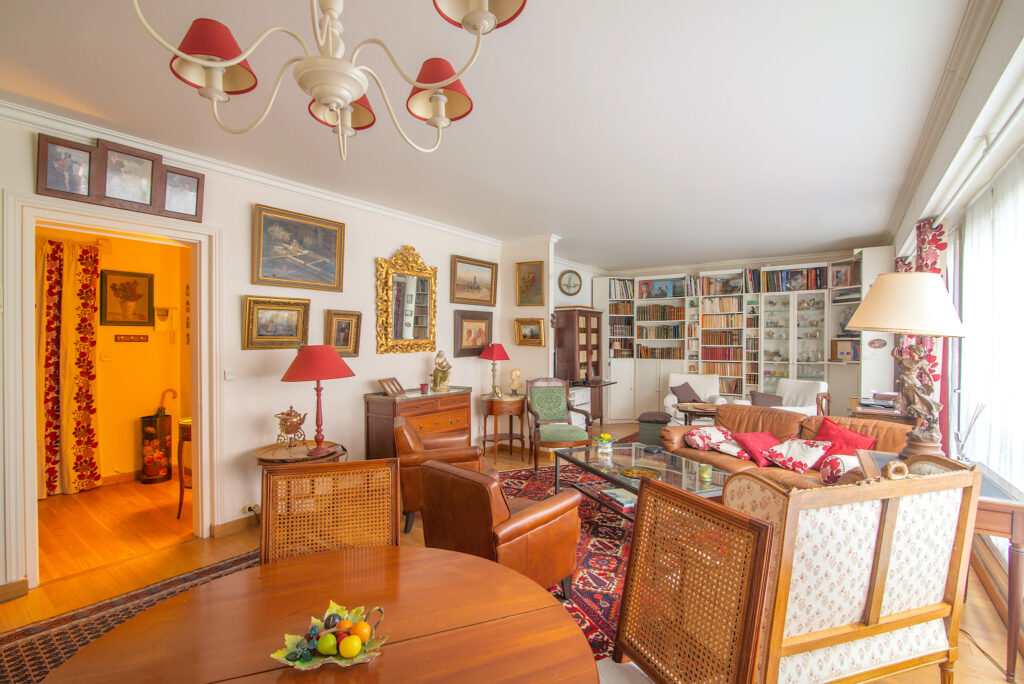 SUPERBE APPARTEMENT PLEIN CENTRE, TRES CALME, DANS LA VERDUR – 4 pièces – 2 chambres – NR  – 84 m²