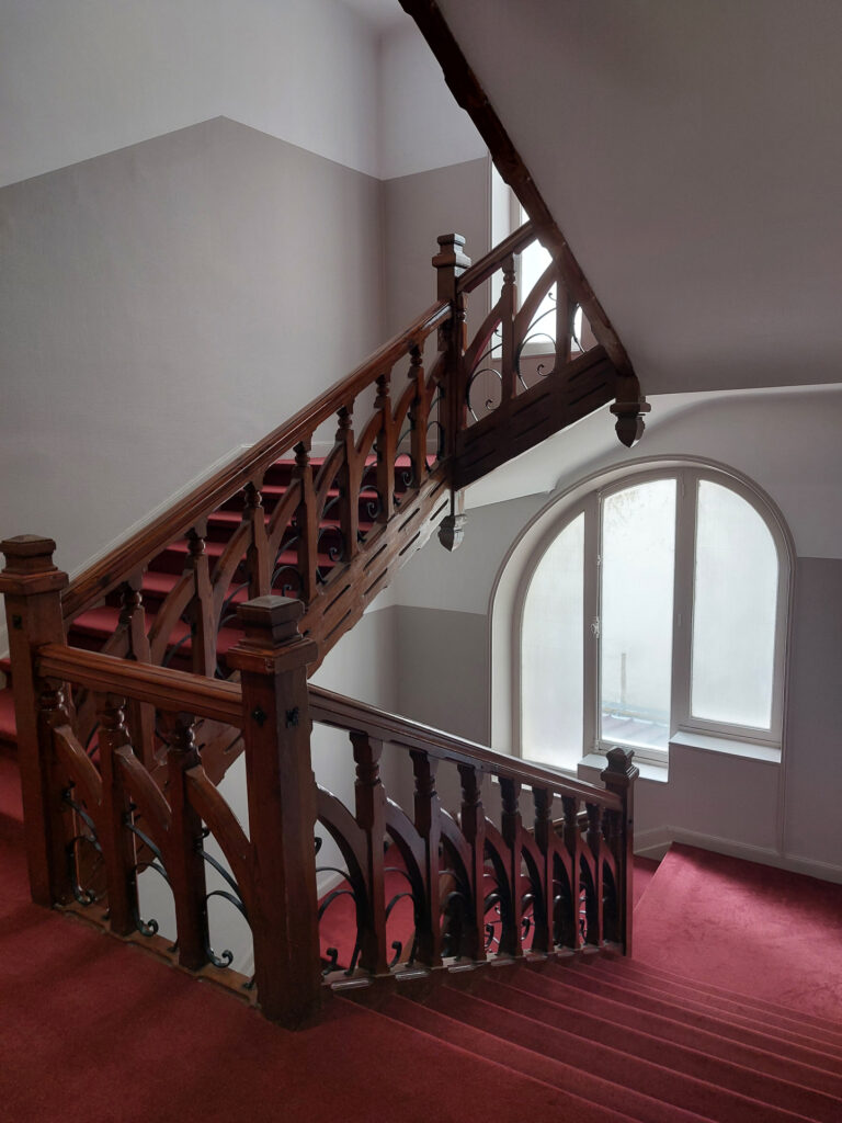 Location dans immeuble de standing à Vichy face à l’opéra. – 4 pièces – 3 chambres – 140 m²