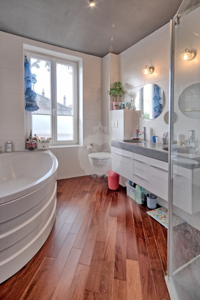 MAISON AVEC STUDIO AU COEUR DE LA PIE – 8 pièces – 5 chambres – 6  – 189 m²