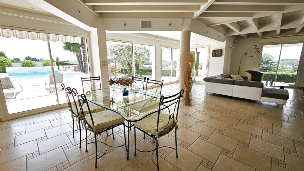 Maison sur les hauteurs de Frans – 11 pièces – 5 chambres – 2  – 323.28 m²