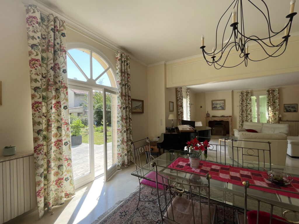 AVIGNON DEUX MAISONS SUR GRAND TERRAIN AVEC PISCINE – RENTAB – 14 pièces – 7 chambres – 4  – 415 m²