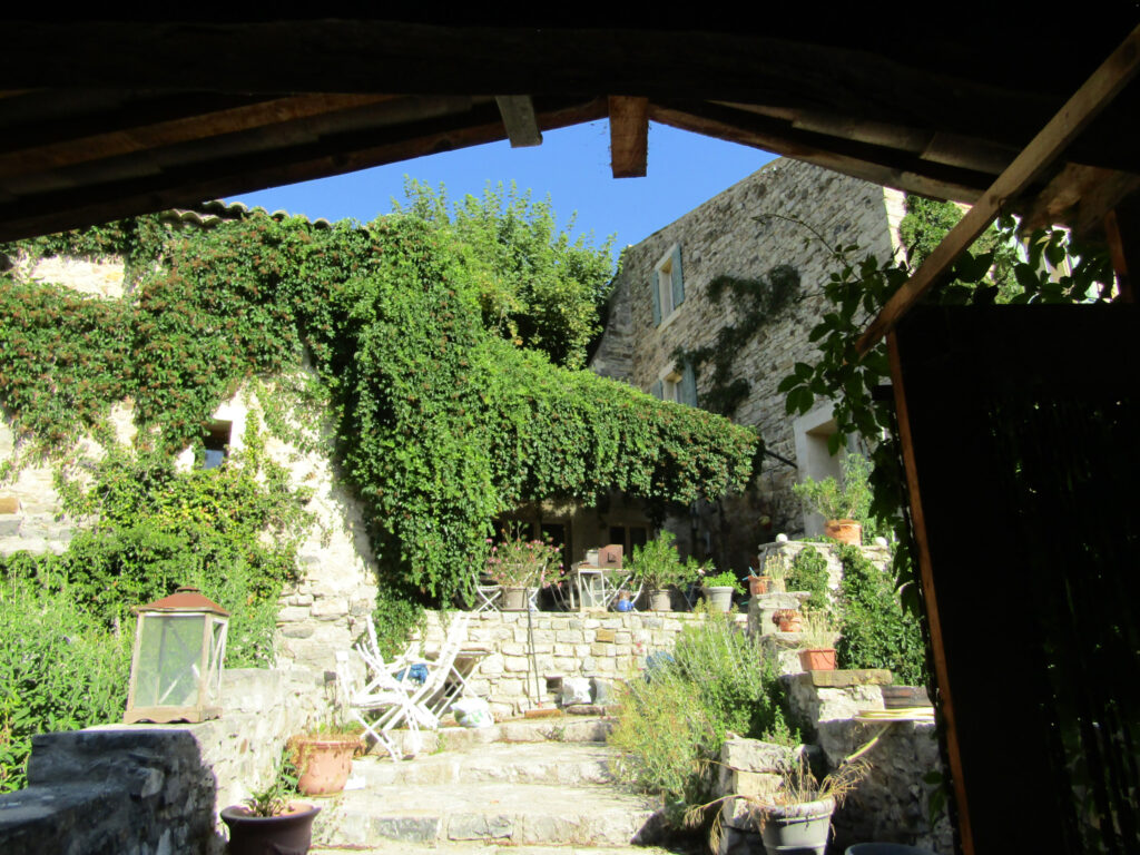 Maison d’hôtes Sainte Jalle 26110 – 12 pièces – 8 chambres – NR  – 330 m²