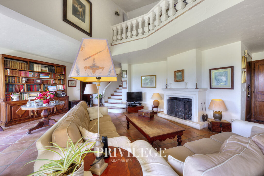 Villa 7 pièces Antibes avec piscine au calme – 7 pièces – 5 chambres – 8  – 238 m²