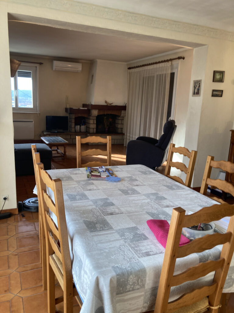 VILLA AVEC DEUX GARAGES  SUR SALAISE / SANNE  – 7 pièces – 3 chambres – 6  – 120 m²