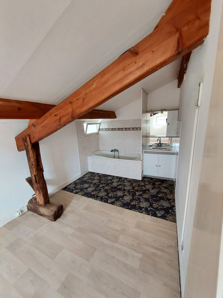  Deux maisons au calme avec grand terrain – 8 pièces – 4 chambres – 6  – 200 m²