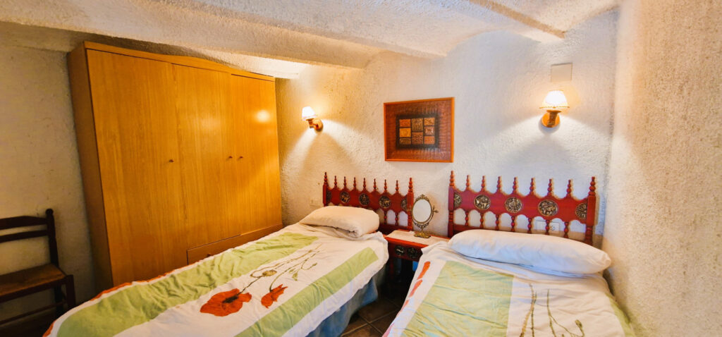 COUSTOUGES – MAISON DE PLAIN-PIED AVEC DEPENDANCE  – 4 pièces – 3 chambres – 6  – 75 m²