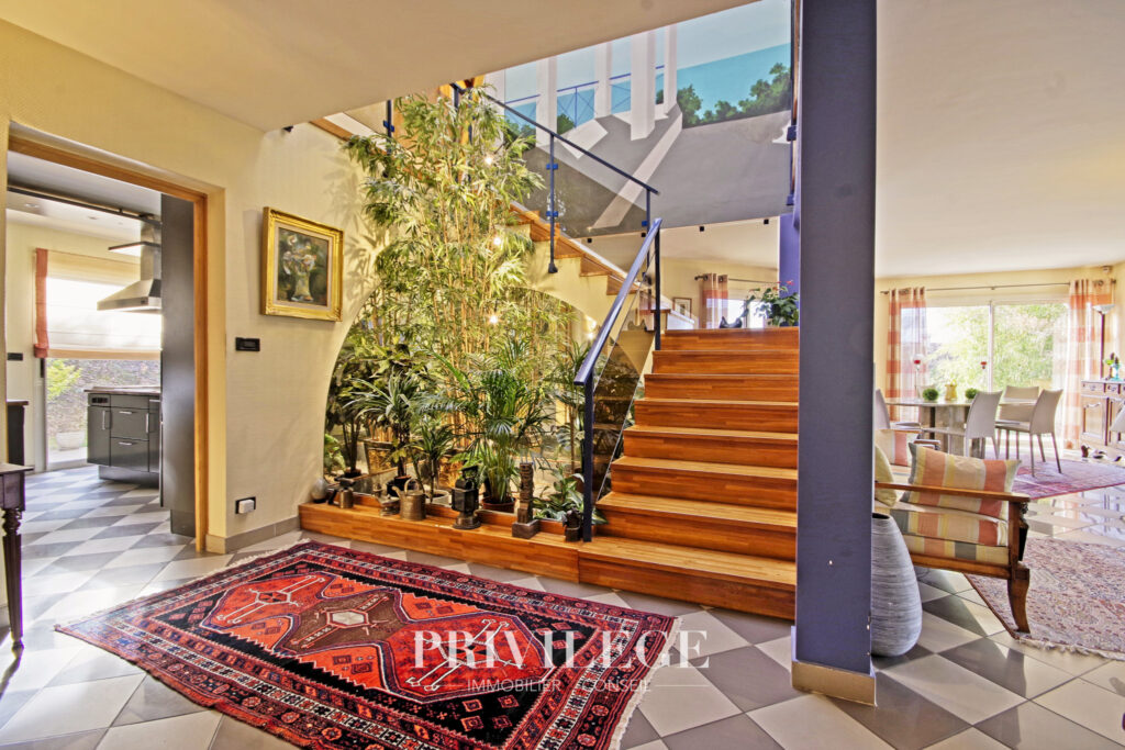 Villa de 220m2 avec piscine et sous-sol – 7 pièces – 5 chambres – 8  – 220 m²