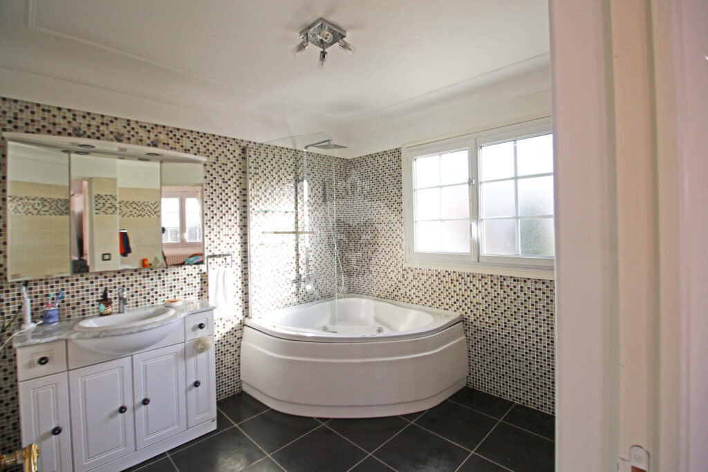 Maison 230m2 à proximité du RER A, écoles et parcs – 7 pièces – 4 chambres – 6  – 230 m²