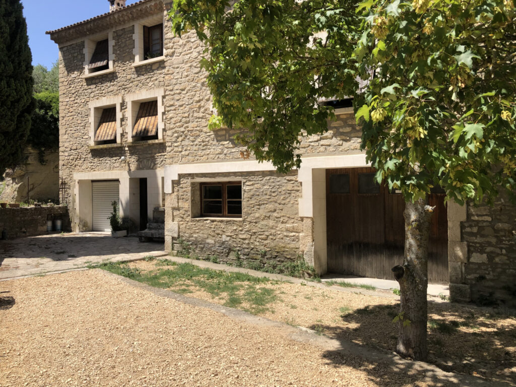 Maison en pierres de 145 m2 SH à rénover sur un terrain de 9 – 5 pièces – 3 chambres – 6  – 145 m²