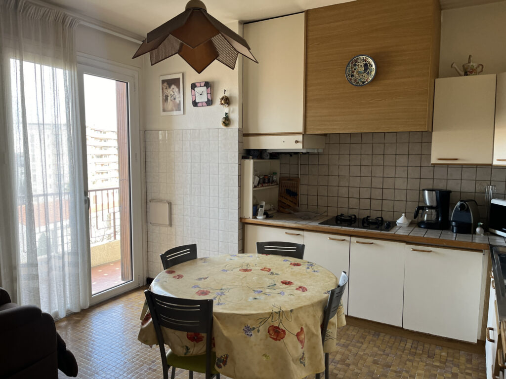 GRAND APPARTEMENT F3/4 DERNIER ETAGE – 3 pièces – 2 chambres – 8  – 113 m²