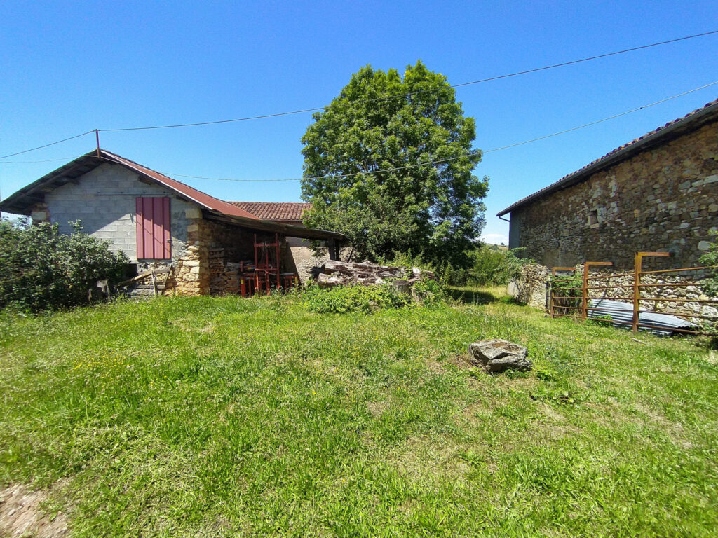 Grange à restaurer sur SANT SANTIN DE MAURS – 1 pièce – 1 chambre – 6  – 110 m²