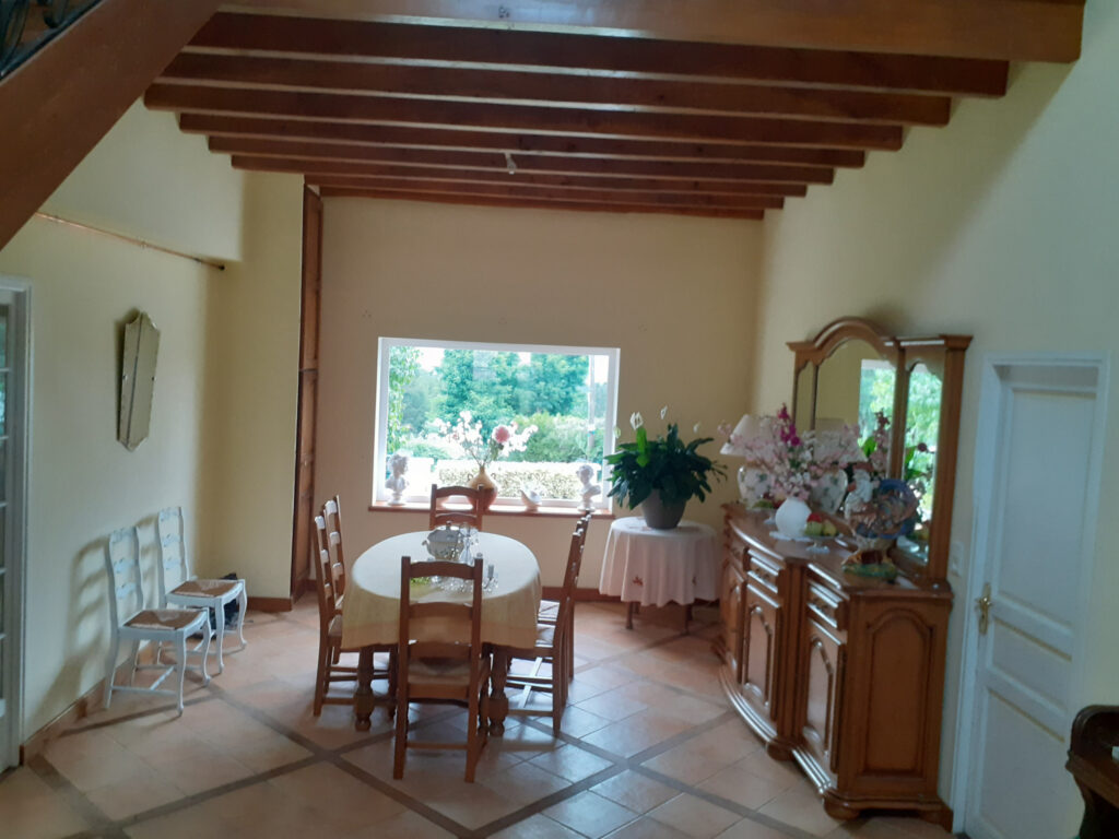 Villa style cottage anglais sise à Bellerive-sur-Allier – 6 pièces – 4 chambres – 6  – 200 m²