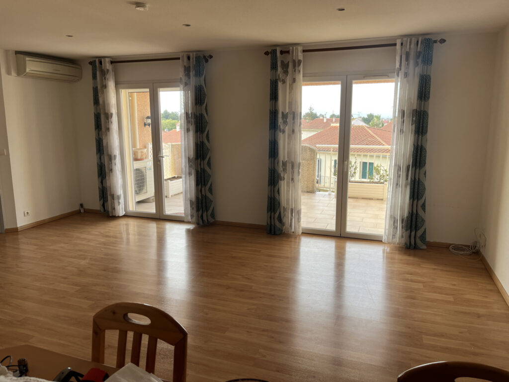APPARTEMENT F4 + TERRASSE et PARKINGS – 4 pièces – 3 chambres – 8  – 108 m²