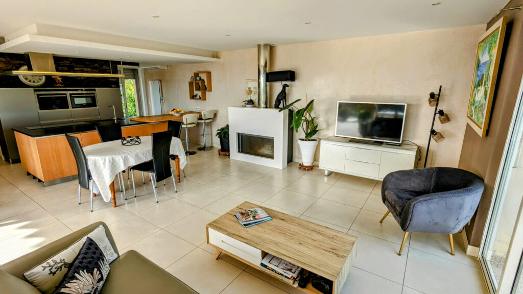 Maison de 168 m2 avec piscine et garage sur un terrain de 15 – 6 pièces – 5 chambres – 6  – 168 m²