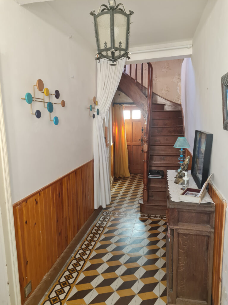 Maison de village de 165m2 à finir de rénover sur 3 niveaux  – 7 pièces – 4 chambres – 6  – 160 m²