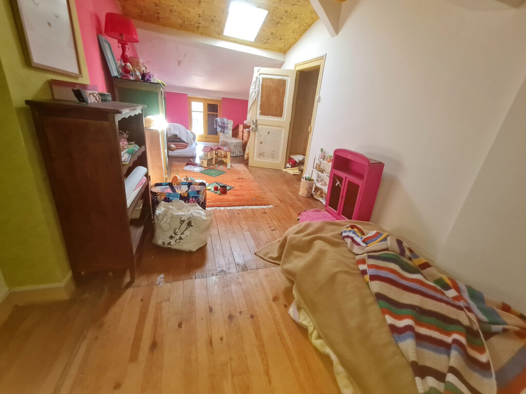 Maison de village de 165m2 à finir de rénover sur 3 niveaux  – 7 pièces – 4 chambres – 6  – 160 m²