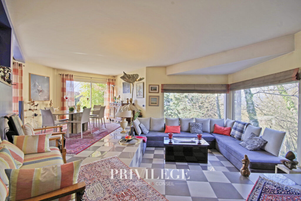 Villa de 220m2 avec piscine et sous-sol – 7 pièces – 5 chambres – 8  – 220 m²