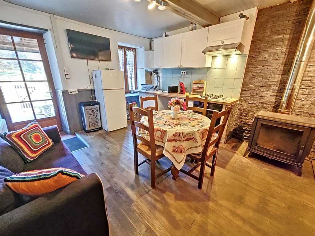 Maison de village fraîchement rénovée  – 3 pièces – 2 chambres – 6  – 60 m²