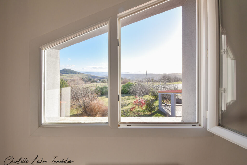 Maison de 184 m2 – 4 chambres – 2 039 m2 de terrain  – 7 pièces – 4 chambres – 6  – 184 m²