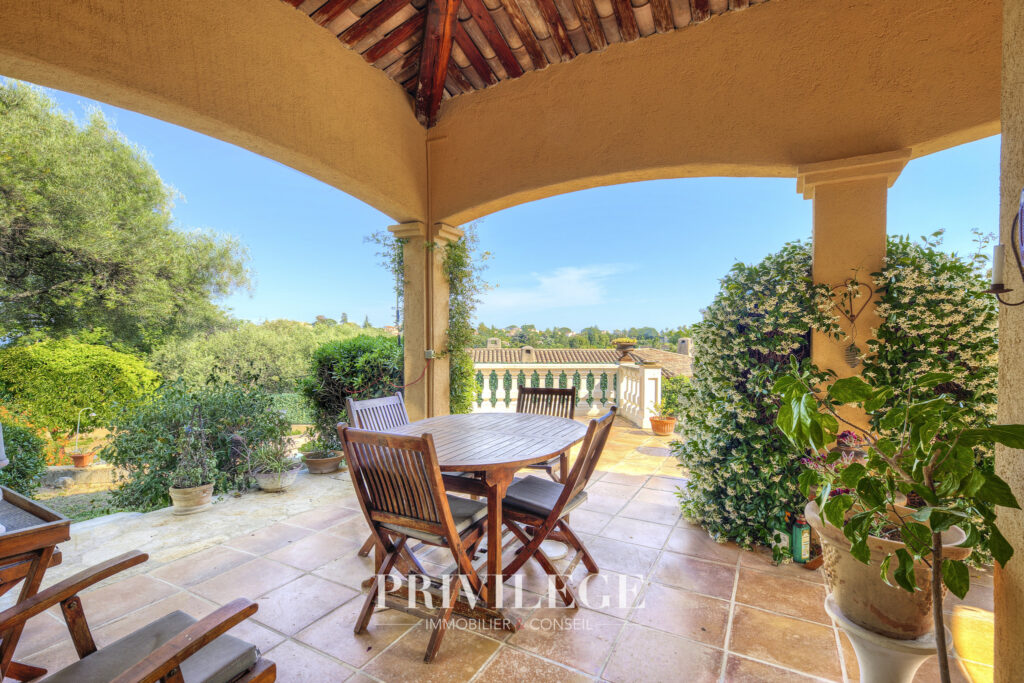 Villa 7 pièces Antibes avec piscine au calme – 7 pièces – 5 chambres – 8  – 238 m²