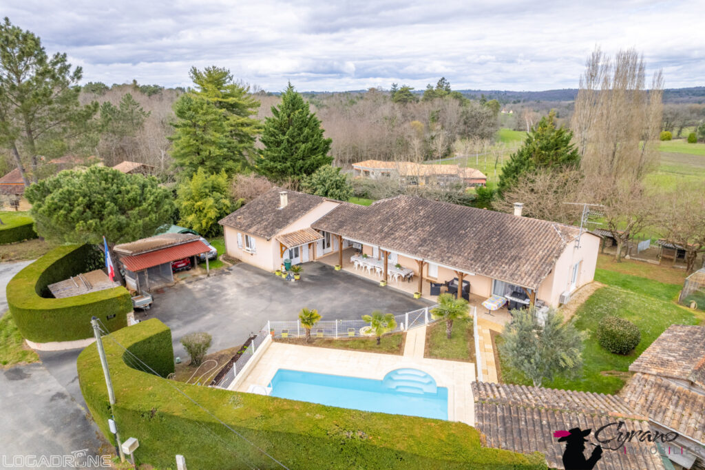 ENSEMBLE DE DEUX MAISONS DE PLAIN PIED – DÉPENDANCES ET PISC – 7 pièces – 4 chambres – 8  – 170 m²