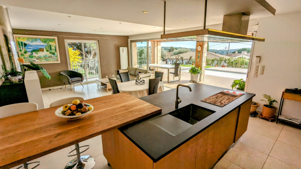 Maison de 168 m2 avec piscine et garage sur un terrain de 15 – 6 pièces – 5 chambres – 6  – 168 m²