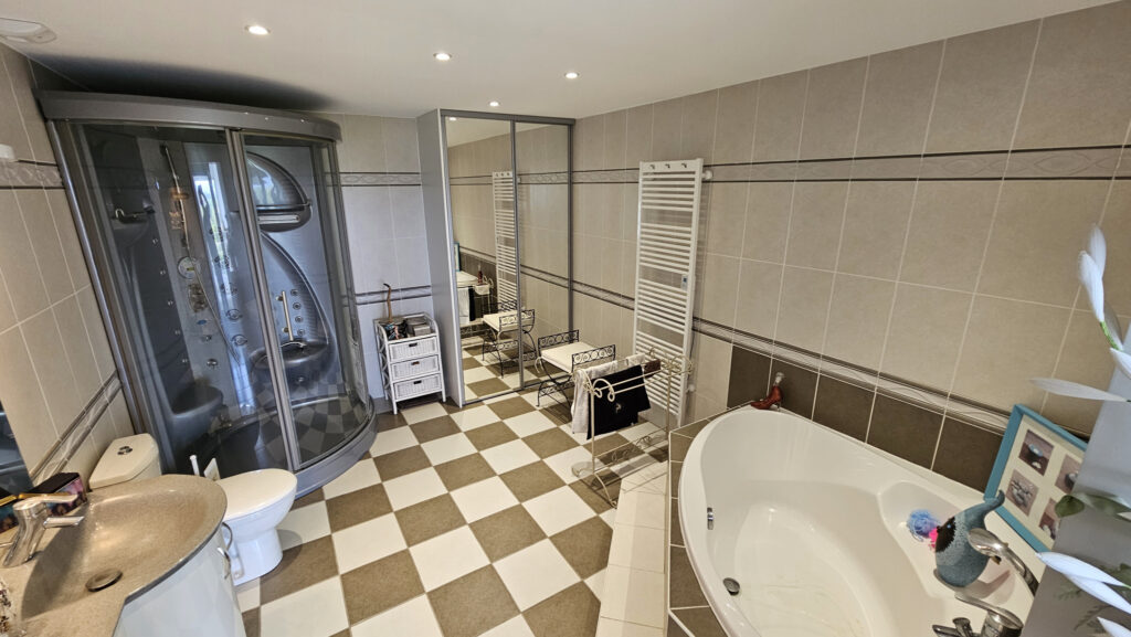 Maison sur les hauteurs de Frans – 11 pièces – 5 chambres – 2  – 323.28 m²