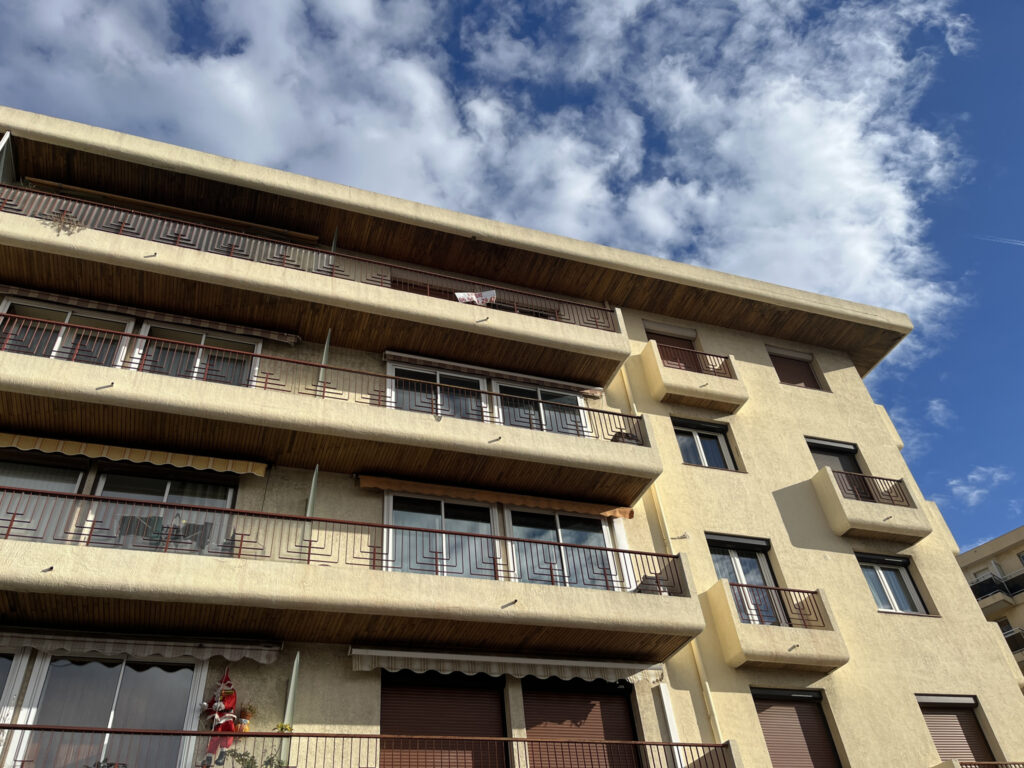 GRAND APPARTEMENT F3/4 DERNIER ETAGE – 3 pièces – 2 chambres – 8  – 113 m²