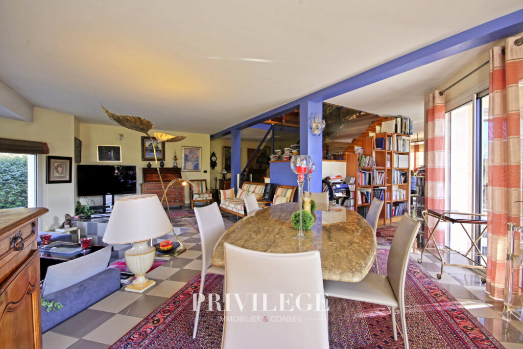 Villa de 220m2 avec piscine et sous-sol – 7 pièces – 5 chambres – 8  – 220 m²