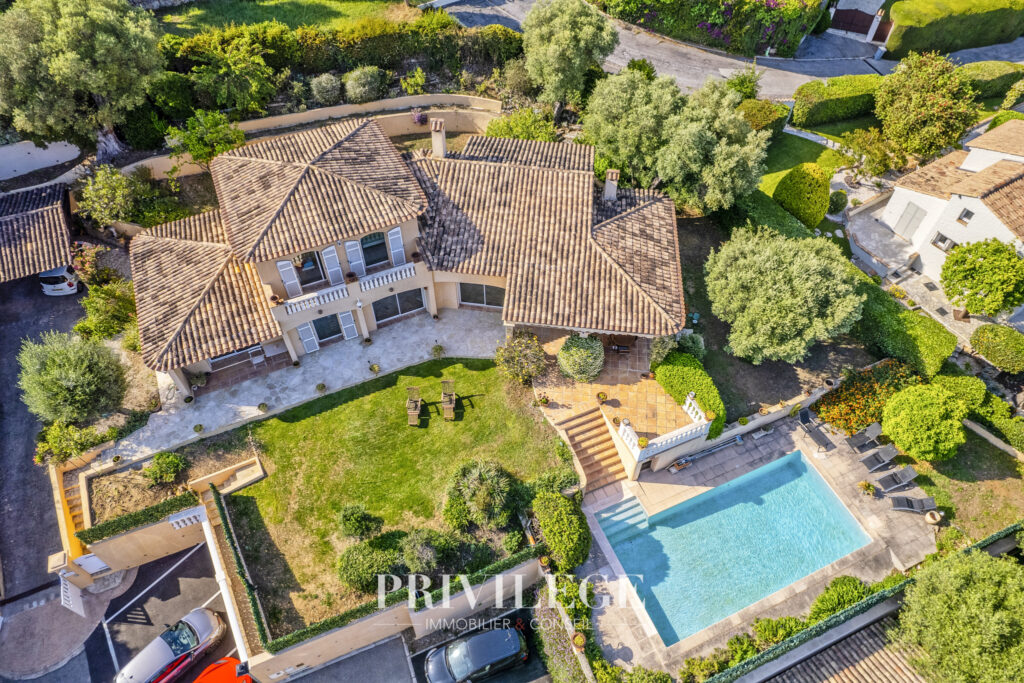Villa 7 pièces Antibes avec piscine au calme – 7 pièces – 5 chambres – 8  – 238 m²