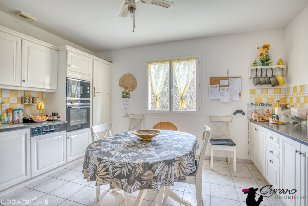 ENSEMBLE DE DEUX MAISONS DE PLAIN PIED – DÉPENDANCES ET PISC – 7 pièces – 4 chambres – 8  – 170 m²