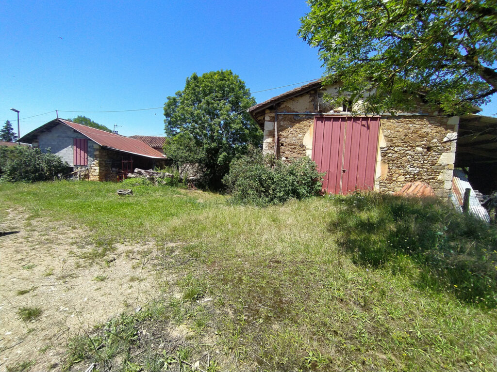 Grange à restaurer sur SANT SANTIN DE MAURS – 1 pièce – 1 chambre – 6  – 110 m²