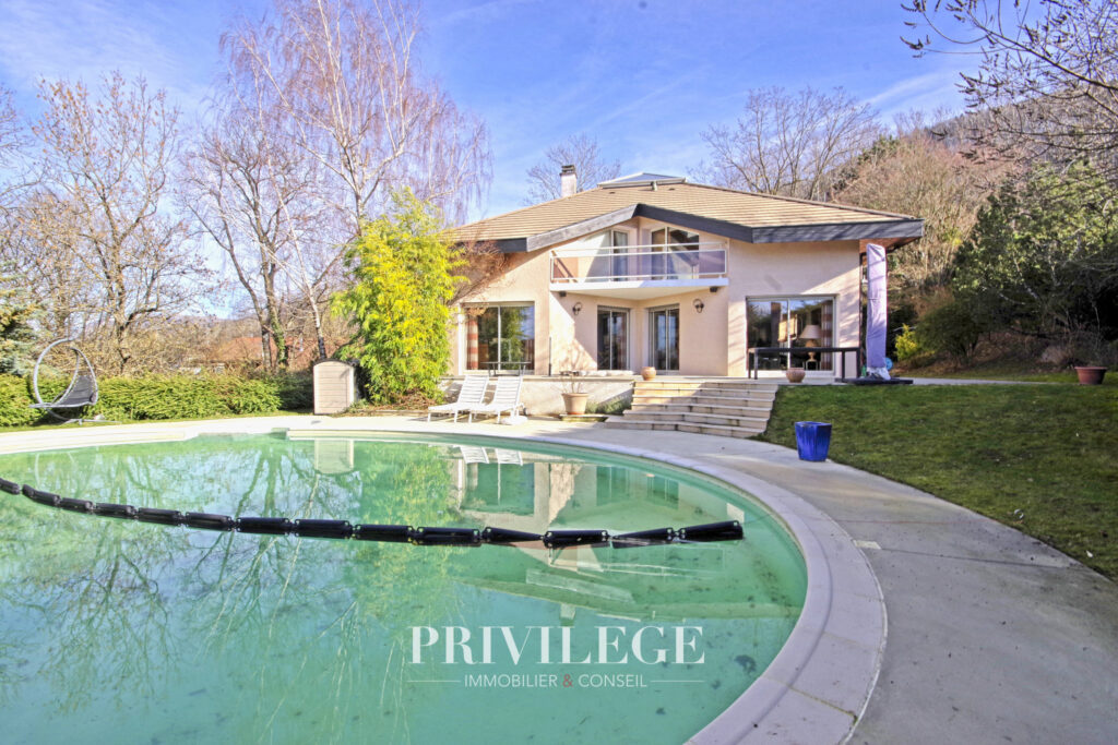 Villa de 220m2 avec piscine et sous-sol – 7 pièces – 5 chambres – 8  – 220 m²