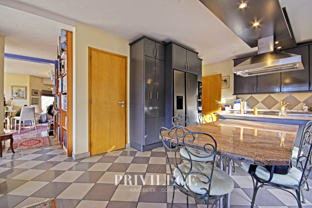 Villa de 220m2 avec piscine et sous-sol – 7 pièces – 5 chambres – 8  – 220 m²