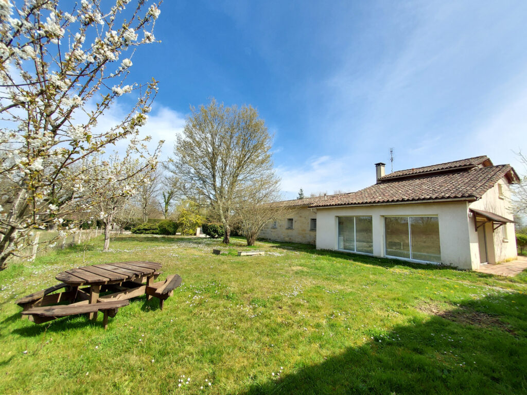  Deux maisons au calme avec grand terrain – 8 pièces – 4 chambres – 6  – 200 m²
